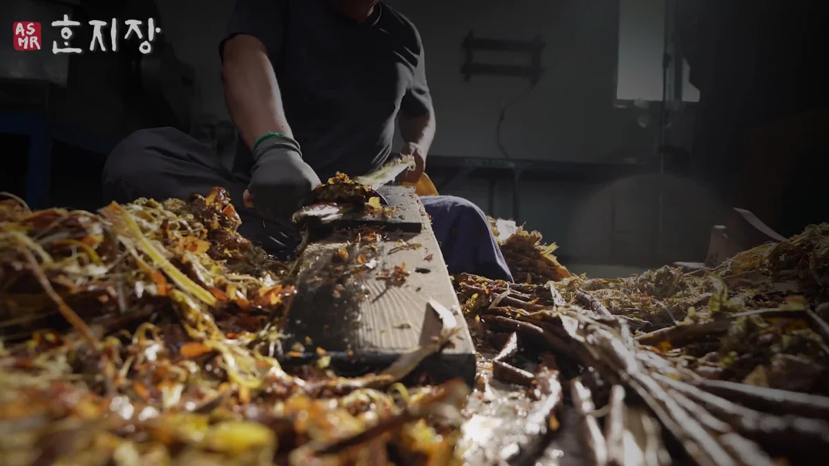 한지장 한지 제작 과정 – 닥나무 껍질 벗기기